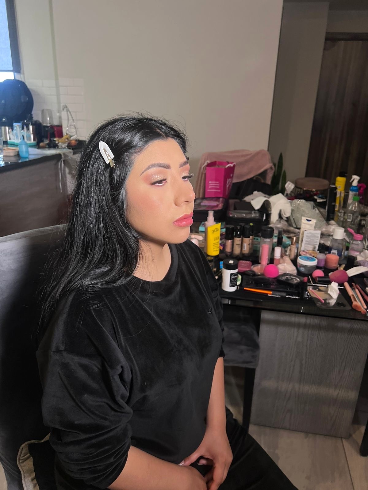 Vista de perfil de maquillaje cálido con delineado y cabello oscuro