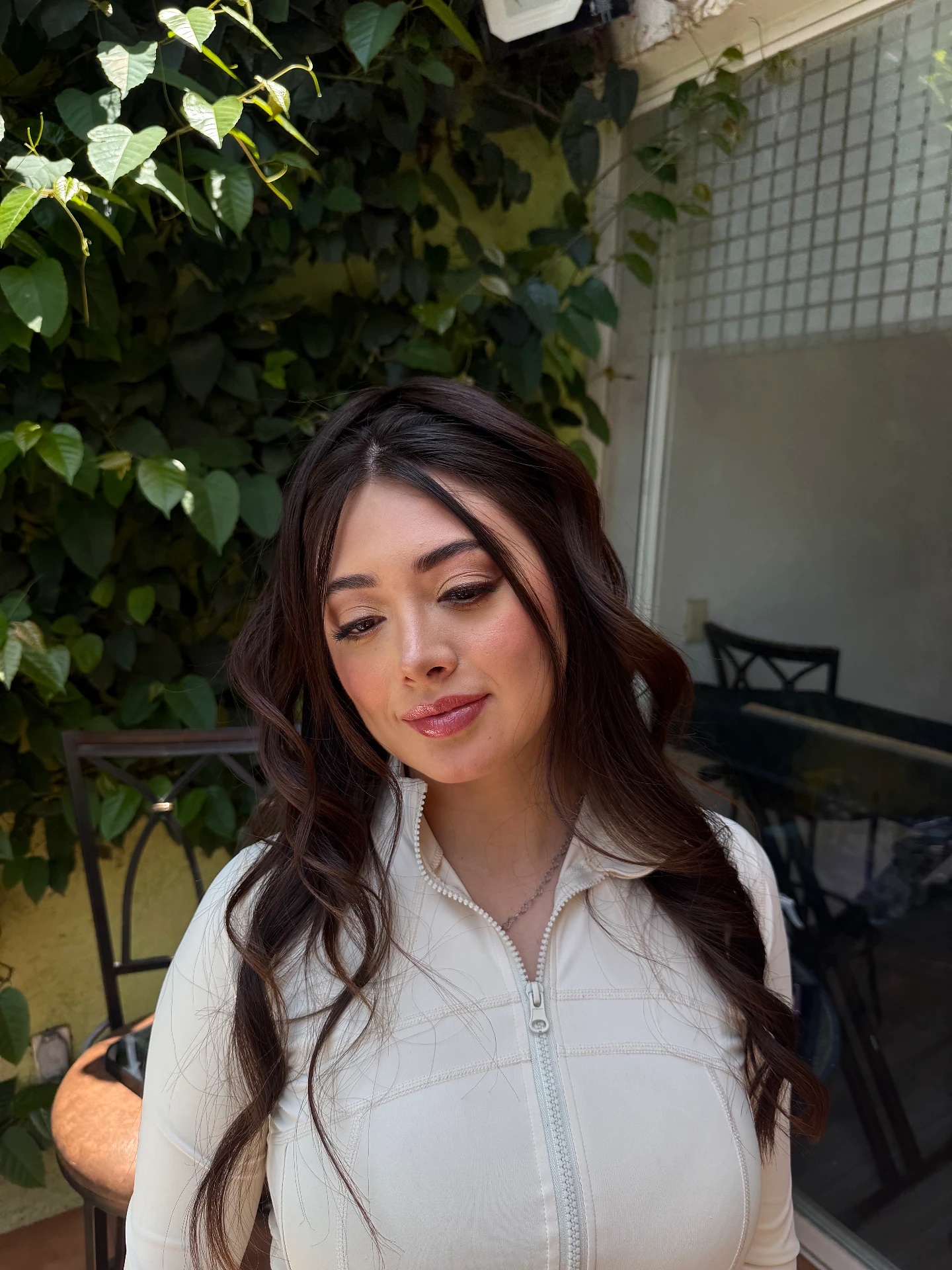 Maquillaje natural con labios rosados y cabello largo al aire libre