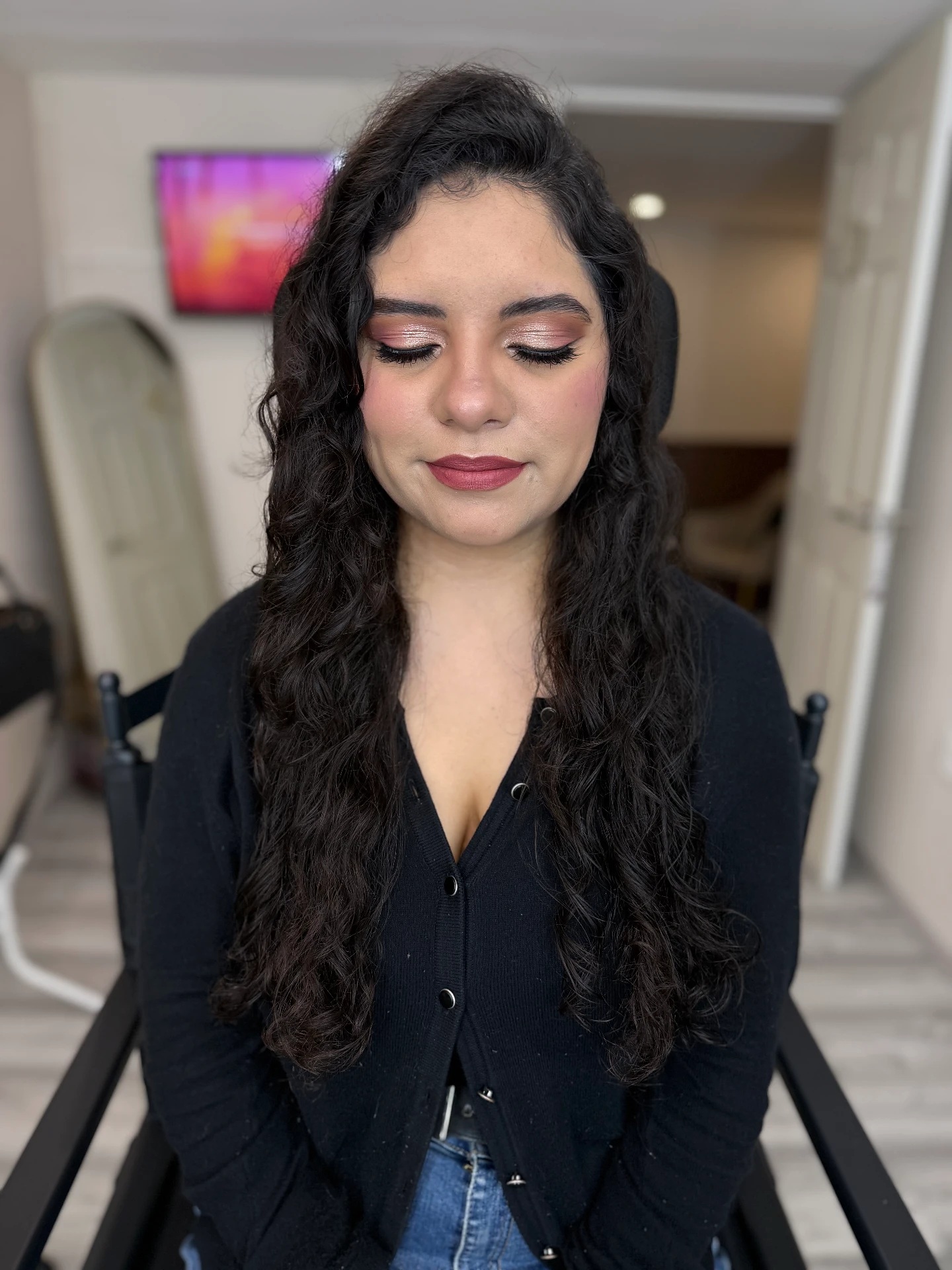 Maquillaje de ojos en tonos suaves y labios malva, vista frontal