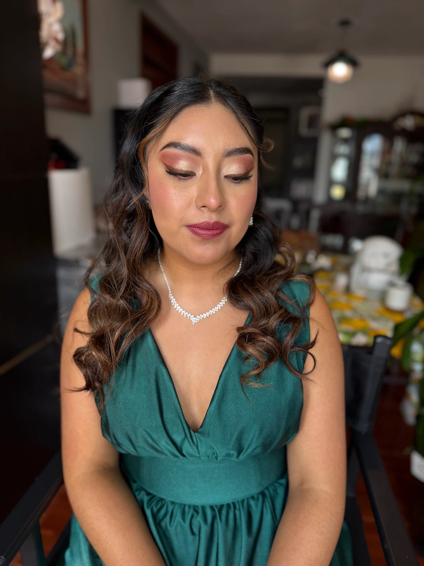 Maquillaje de ojos luminoso y labios rosados con vestido verde